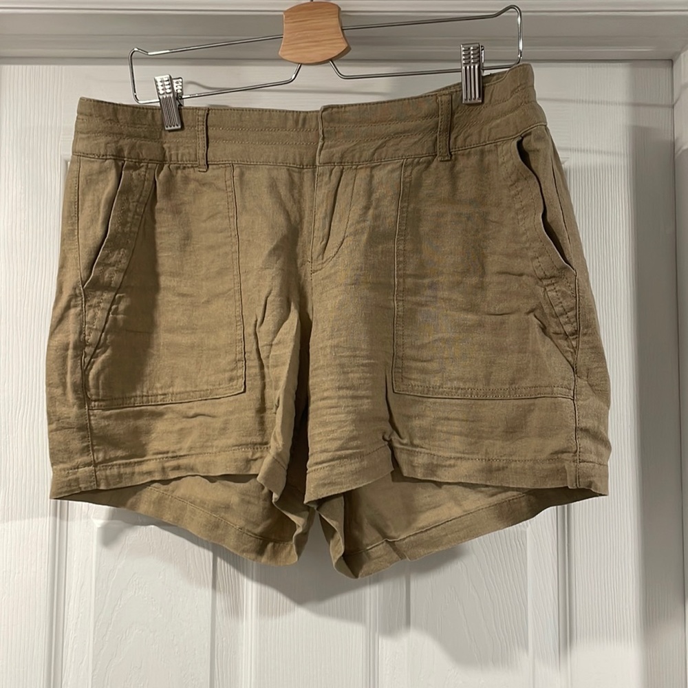 Apt 9 lightweight linen/rayon sz 10 khaki shorts w hidden button back pockets.